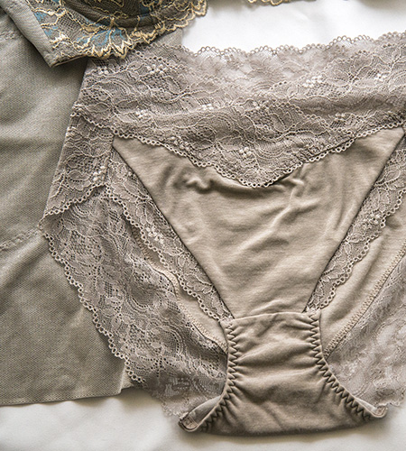 レーシーショーツ